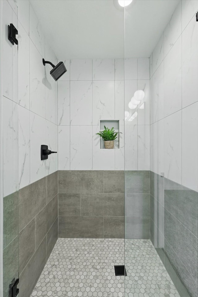 full bathroom featuring a tile shower