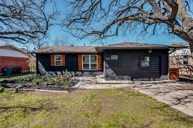 view of front of home featuring brick siding and a front lawn