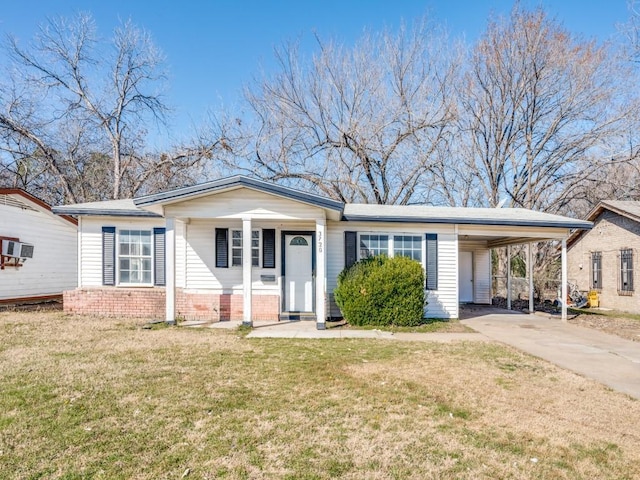 view of front of house featuring concrete driveway, a front lawn, and an attached carport