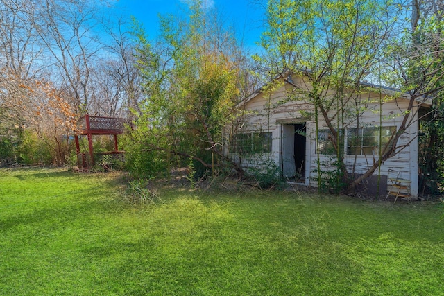 view of yard with an outdoor structure