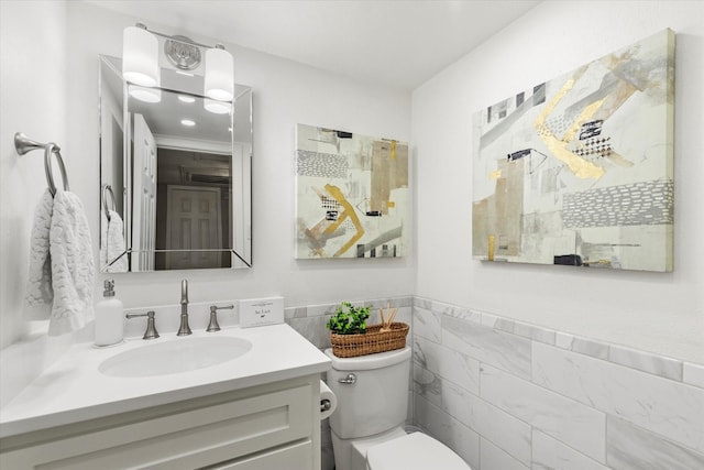 10211 Regal Oaks Dr Unit 121, Dallas, TX 75230 - bathroom featuring toilet, vanity, and tile walls