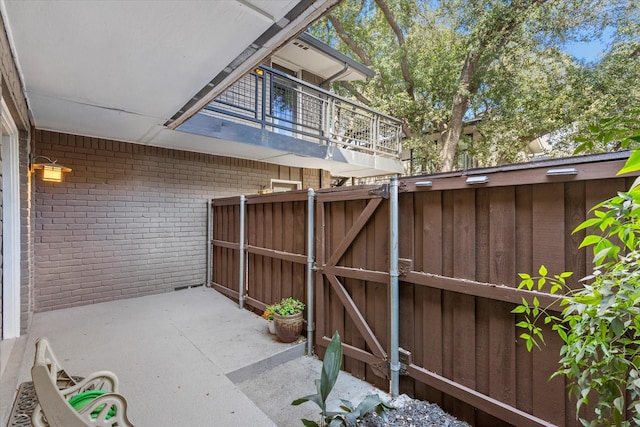 10211 Regal Oaks Dr Unit 121, Dallas, TX 75230 - view of patio with a gate and a balcony