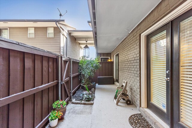 10211 Regal Oaks Dr Unit 121, Dallas, TX 75230 - fenced backyard featuring a patio area