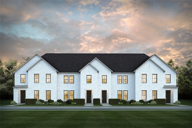 view of front facade featuring a front yard