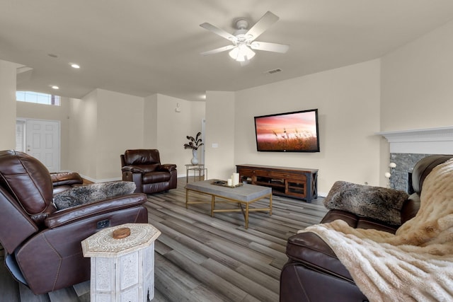 living room featuring recessed lighting, wood finished floors, visible vents, a ceiling fan, and baseboards