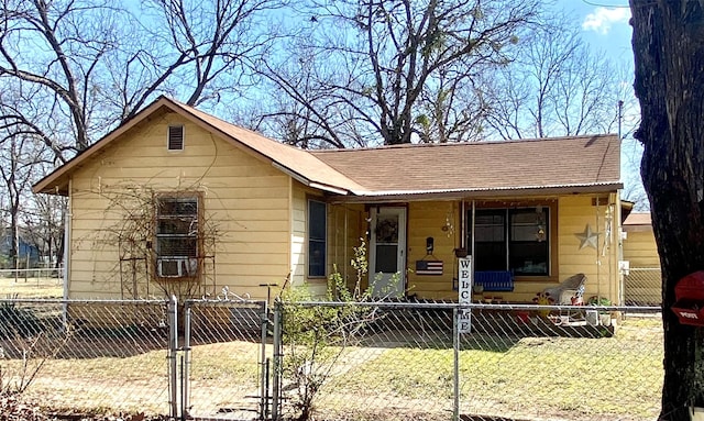 view of front facade featuring a fenced front yard and a porch