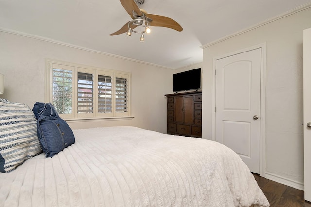 bedroom featuring ceiling fan, dark wood-style flooring, and crown molding