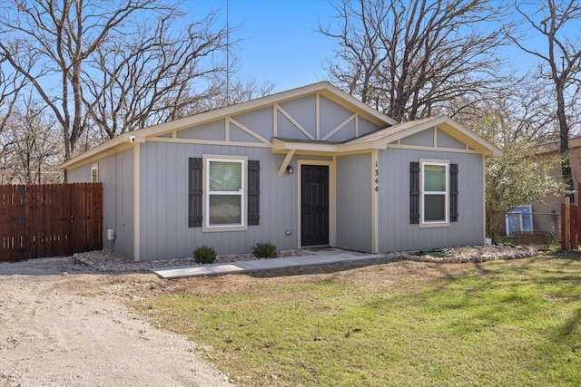 view of front facade featuring a front yard and fence