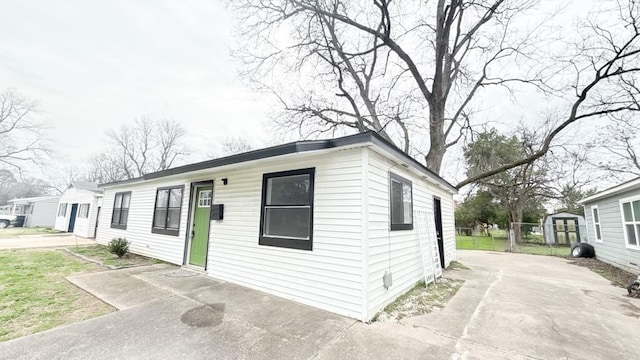 view of front facade with driveway