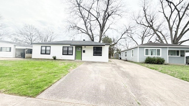 view of front of house featuring driveway and a front yard