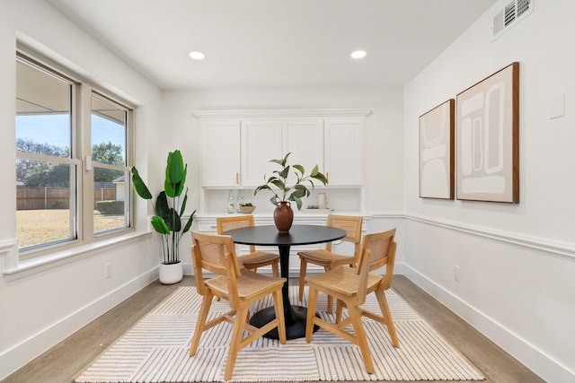 dining space featuring baseboards, recessed lighting, visible vents, and light wood-style floors