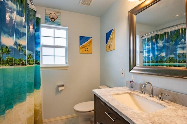 full bathroom with toilet, vanity, visible vents, baseboards, and a shower with curtain