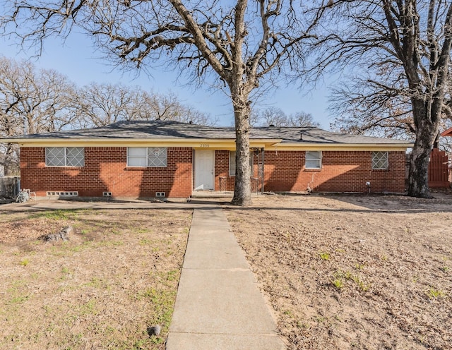 ranch-style home featuring brick siding