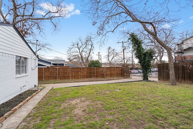 9723 Queenswood Ln, Dallas, TX 75238 - view of yard featuring a fenced backyard