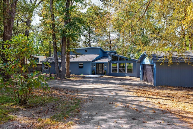 mid-century home with driveway