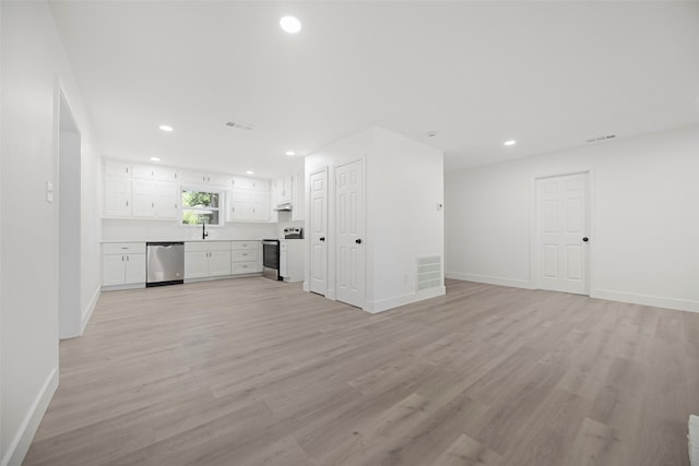 unfurnished living room featuring baseboards, light wood-type flooring, visible vents, and recessed lighting