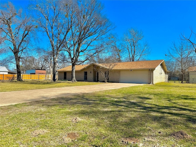 view of front of house with driveway, a garage, fence, and a front yard