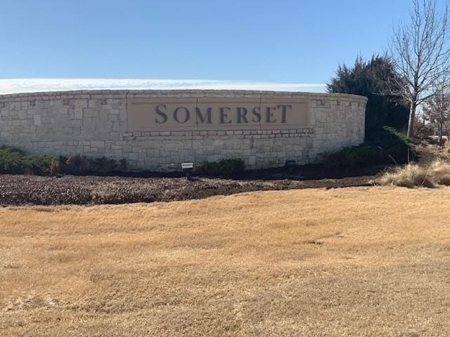 community / neighborhood sign featuring a yard