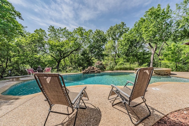 6800 Riverridge Rd, Fort Worth, TX 76116 - view of pool with a hot tub, view of wooded area, a fenced backyard, and a patio area
