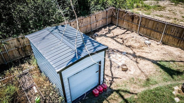 details featuring a fenced backyard