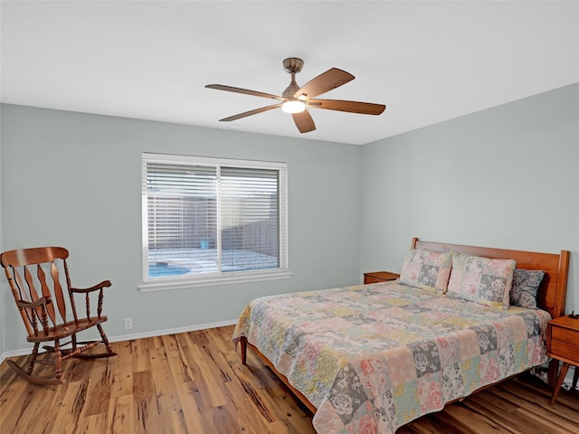 bedroom featuring light wood-style floors, baseboards, and a ceiling fan