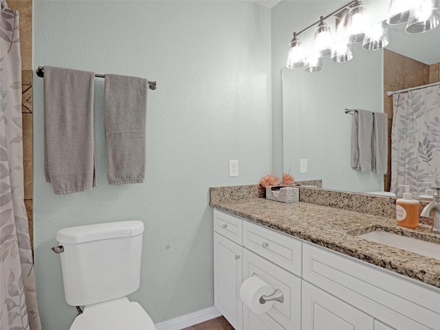 full bath with toilet, baseboards, a shower with shower curtain, and vanity