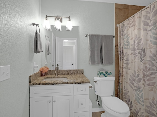 full bath with toilet, curtained shower, and vanity