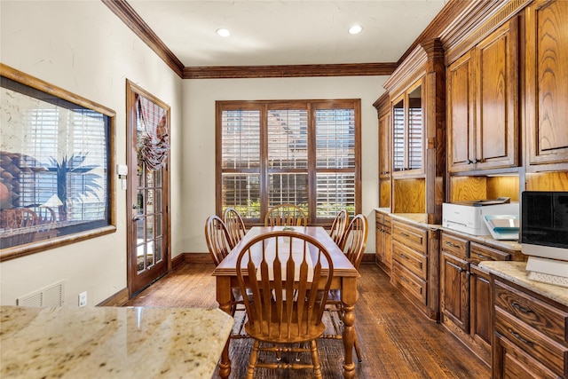 dining room featuring baseboards, visible vents, dark wood finished floors, crown molding, and recessed lighting