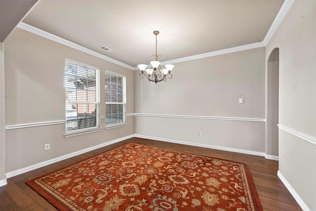 unfurnished room with arched walkways, wood finished floors, visible vents, baseboards, and an inviting chandelier