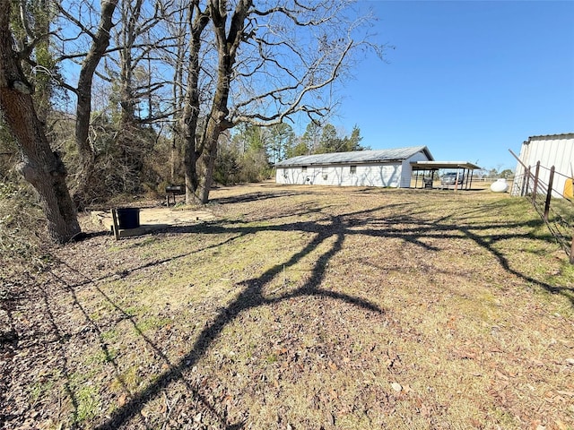 view of yard featuring an outdoor structure