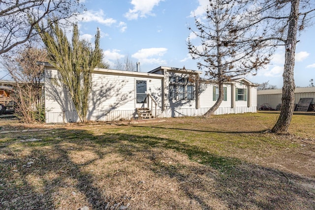 manufactured / mobile home with entry steps and a front yard