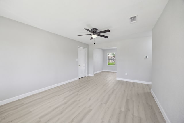 spare room featuring light wood-style floors, baseboards, visible vents, and ceiling fan