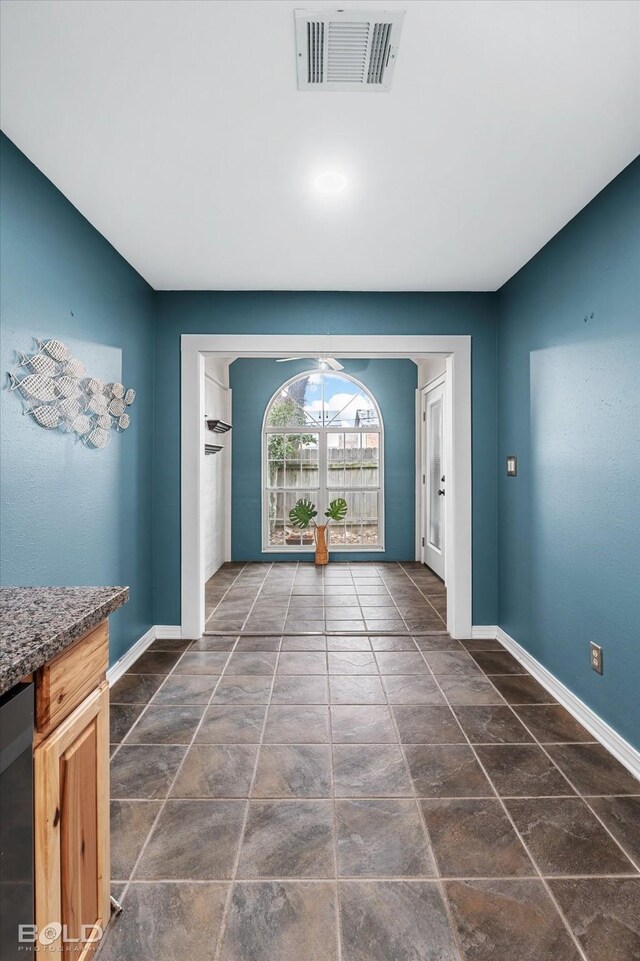 entryway featuring visible vents and baseboards