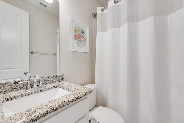 full bathroom featuring toilet, visible vents, a shower with shower curtain, and vanity