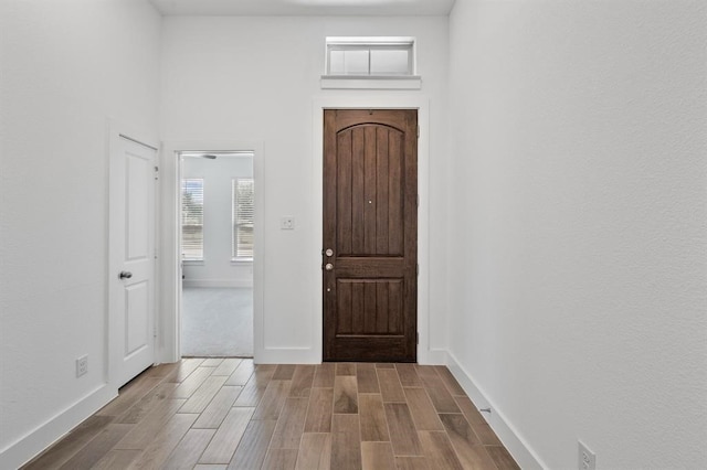 entryway featuring wood tiled floor and baseboards