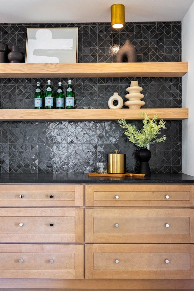 bar featuring decorative backsplash