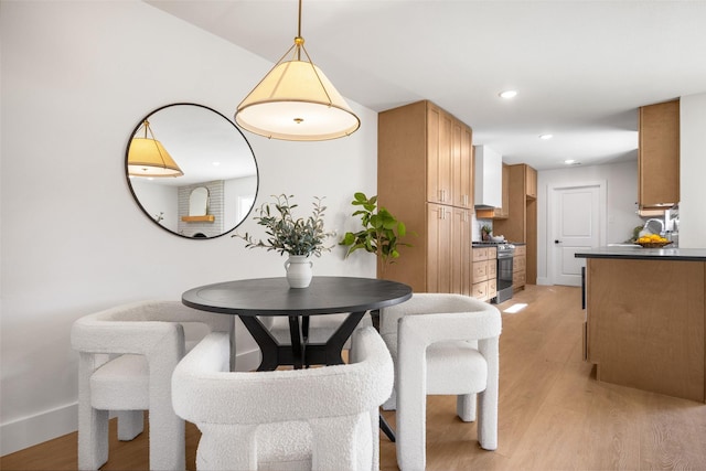 dining space featuring recessed lighting, light wood-style flooring, and baseboards