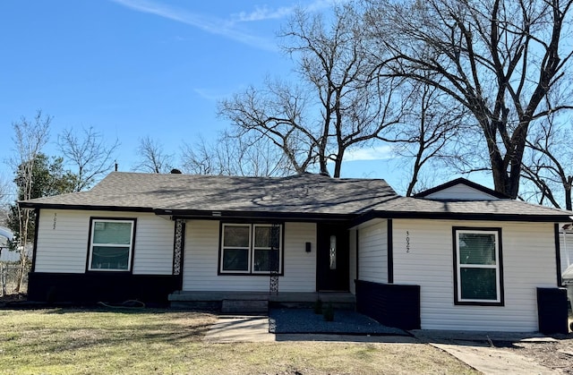 view of front facade with covered porch and a front lawn