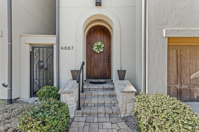 view of exterior entry with stucco siding