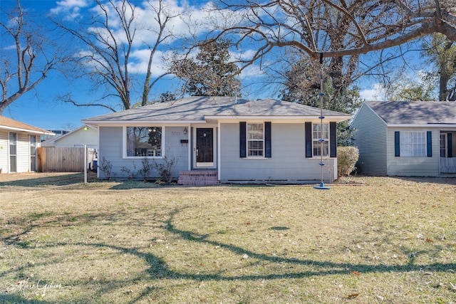 view of front facade featuring fence and a front lawn