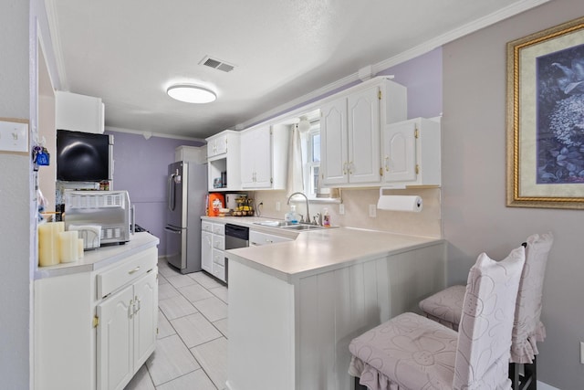 kitchen featuring visible vents, appliances with stainless steel finishes, a peninsula, light countertops, and a sink