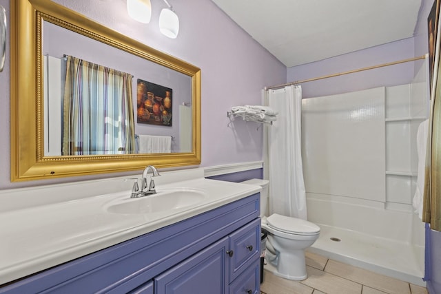 full bath with toilet, vanity, and a shower with shower curtain