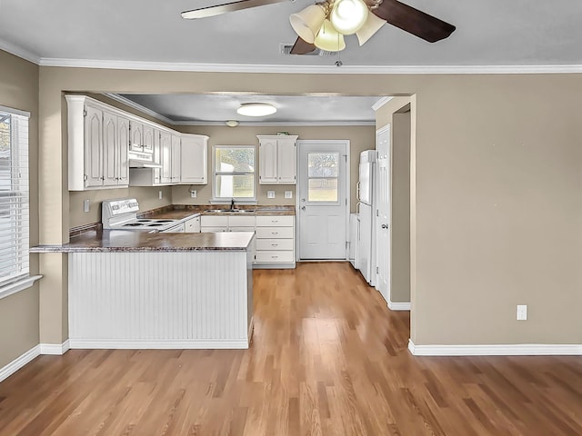 kitchen with crown molding, light wood-style flooring, electric range, white cabinets, and a peninsula