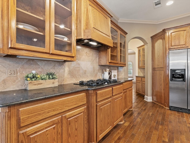 kitchen featuring crown molding, black gas cooktop, visible vents, backsplash, and stainless steel fridge with ice dispenser