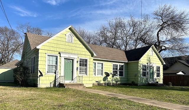 view of front of house featuring a front yard and fence