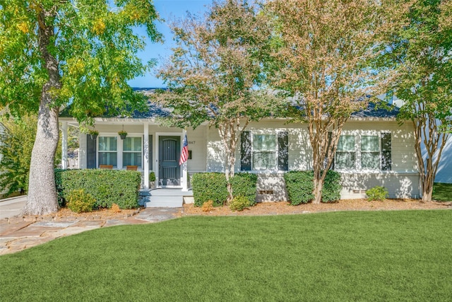 view of front of house with a front lawn