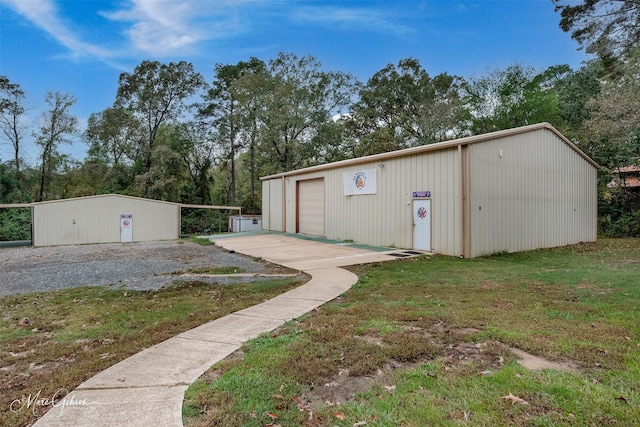 view of outdoor structure featuring an outbuilding