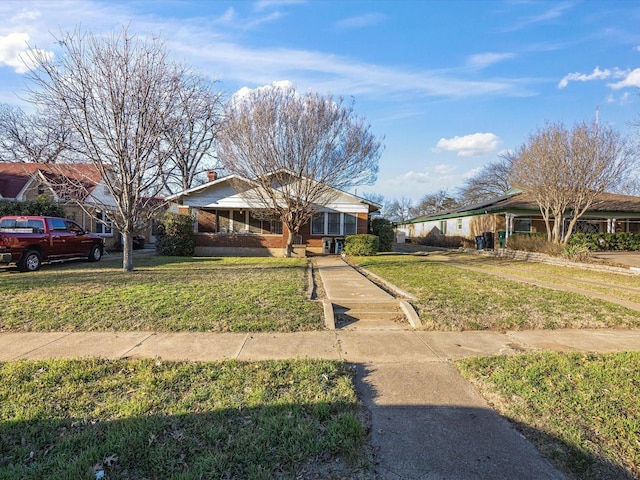 view of front facade featuring a front lawn