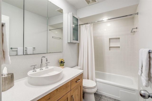 full bathroom featuring visible vents, shower / bath combo with shower curtain, vanity, and toilet