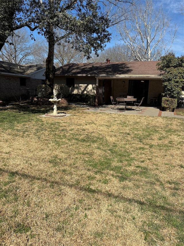view of yard featuring a patio area
